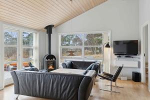 Телевизор и/или развлекательный центр в Lovely Cottage Near A Fantastic Beach