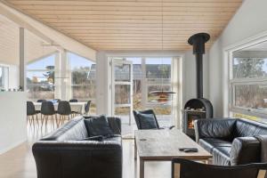 Гостиная зона в Lovely Cottage Near A Fantastic Beach