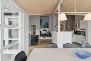 Кухня или мини-кухня в Lovely Cottage Near A Fantastic Beach
 +29 фотографий