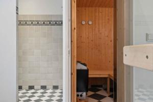 Ванная комната в Lovely Cottage Near A Fantastic Beach