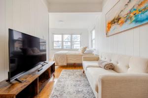 TV a/nebo společenská místnost v ubytování Urban Oasis 3BR Apt with Iconic WTC View