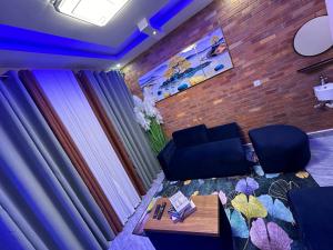 Χώρος καθιστικού στο Chic 2BDR Flat in Kigali City with Free Parking n fast WiFi - Modern and Cozy
