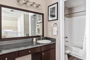 グランドプレーリーにあるLanding Apartments - Grand Prairieの洗面台、鏡、トイレ付きのバスルーム +43枚の写真