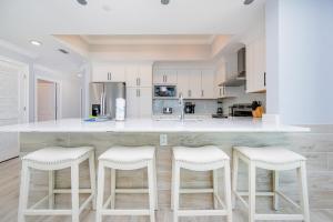 Η κουζίνα ή μικρή κουζίνα στο Phoenix Gulf Shores II 905 condo +74 φωτογραφίες