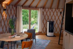 een kamer met een tafel, stoelen en een raam bij Jurty Glamping Moje Taghazout in Lubiatowo