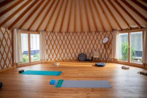 een kamer met yogamatten op de vloer van een yurt bij Jurty Glamping Moje Taghazout in Lubiatowo +7 foto's