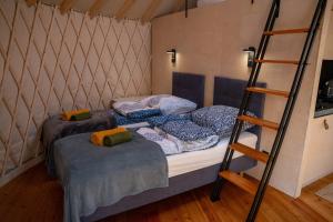 2 aparte bedden in een kamer met een ladder bij Jurty Glamping Moje Taghazout in Lubiatowo