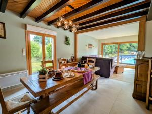 ein Wohnzimmer mit Tisch und Couch in der Unterkunft Chambre familiale avec piscine et SPA à Anould - FR-1-589-708 in Anould
