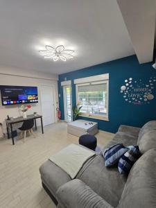 una sala de estar con un sofá y una mesa en Welcome Love, en Acilia