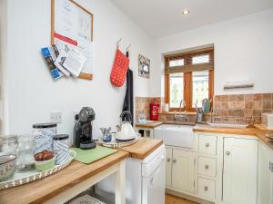 Η κουζίνα ή μικρή κουζίνα στο Candles Cottage