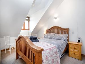 Ένα ή περισσότερα κρεβάτια σε δωμάτιο στο Candles Cottage