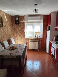 オグリンにあるApartments for families with children Hreljin Ogulinski, Gorski kotar - 24798のキッチン(テーブル、椅子付)、ダイニングルーム