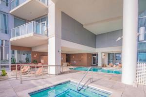 Bazén v ubytování Tranquil 1BR with Parking Gym Pool nebo v jeho okolí + 28 fotografií