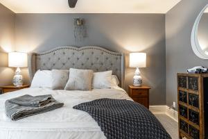 - une chambre avec un lit avec une couverture et 2 lampes dans l'établissement Glyn Rhosyn Balcony Riverview, à Stratford