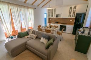 Η κουζίνα ή μικρή κουζίνα στο Island home Servantesa