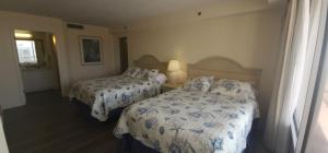 une chambre avec deux lits et une fenêtre dans l'établissement Coastal Views Spacious Beachfront Condo, à Daytona Beach