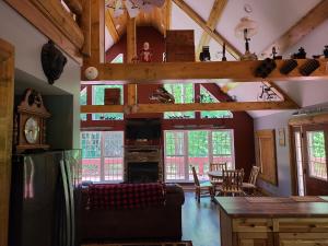TV a/nebo společenská místnost v ubytování A Birds Eye View Cabin Rentals