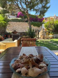 アルツァケーナにあるL'appartamento sul mareのテーブルの上に貝殻が乗った食べ物の皿