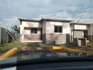 uma casa branca com um carro estacionado em frente dela em leisuretravelhome em Los Algarrobos