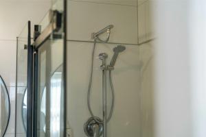 eine Dusche mit Duschkopf in einem Badezimmer in der Unterkunft The Flax Cottage - National Park Holiday Home in Raurimu Spiral + 17 Fotos
