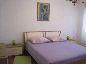 sypialnia z łóżkiem i obrazem na ścianie w obiekcie Apartment in Zadar - Zadar Riviera 7970 w mieście Zadar