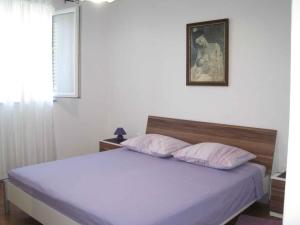 sypialnia z łóżkiem z 2 poduszkami w obiekcie Apartment in Zadar - Zadar Riviera 7970 w mieście Zadar