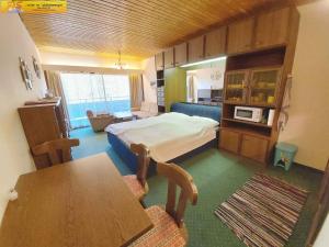 une chambre avec un lit et une table et une cuisine dans l'établissement Studio in Bad Mitterndorf - Steiermark 37017, à Bad Mitterndorf
