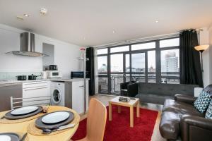 Køkken eller tekøkken på City Centre Apartmentt with balcony