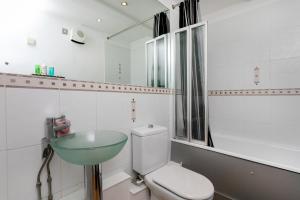 Et badeværelse på City Centre Apartmentt with balcony