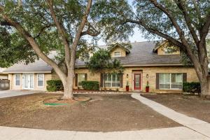 una casa con un árbol en el patio delantero en Pool! Games! Dogs! Space!, en San Antonio