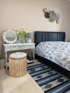 een slaapkamer met een bed en een tafel met een spiegel bij Khaoyai 360 Panoramic View in Ban Tha Chang