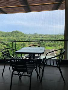 een tafel en stoelen op een balkon met uitzicht bij Khaoyai 360 Panoramic View in Ban Tha Chang