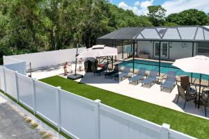 Basen w obiekcie Luxe Jupiter Home with Pool House, Near Golf and Beach lub w pobliżu
