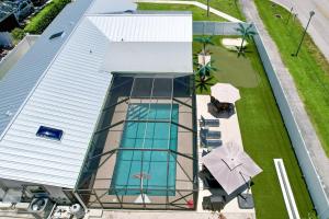 Basen w obiekcie Luxe Jupiter Home with Pool House, Near Golf and Beach lub w pobliżu