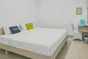 Postel nebo postele na pokoji v ubytování Urbanview Hotel Praoe Lajar Tegal