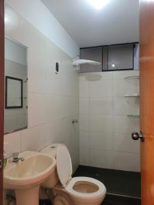 ein Badezimmer mit Toilette und Waschbecken in der Unterkunft Departamento cerca del aeropuerto in Lima