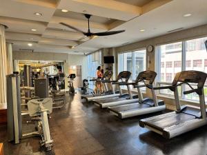 ein Fitnessstudio mit einer Reihe von Laufbändern und Geräten in der Unterkunft Large Downtown 2Br condo with Parking steps to Eaton Centre, UofT and SickKids in Toronto