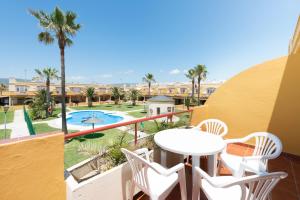 a balcony with a table and chairs and a pool at Apartamento Tortuga I in Tarifa