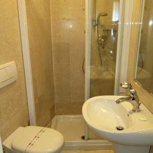A bathroom at Hotel Ca' Formenta