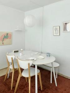 a white table and chairs in a room at Aralla Stay-고척돔 15분 거리 #홍대 이태원 영등포 여의도 대중교통 30분 내 도착 #목동역 도보 15분 #목동역 차로 5분 in Seoul