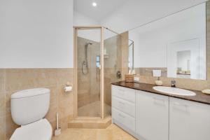 Koupelna v ubytování Lux Escape on Esplanade by Host Solutions + 22 fotografií