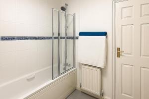 Ένα μπάνιο στο Elegant 2 Bed-Ground Floor +12 φωτογραφίες