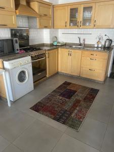 eine Küche mit einem Herd und einer Waschmaschine in der Unterkunft Amwaj sidi abed el rahman in Banī Ghālib + 2 Fotos