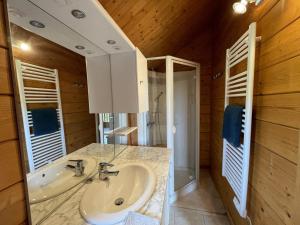 un bagno con lavandino, doccia e vasca di Chalet avec Clim, Wi-Fi et Animaux Acceptés à Saint-Bonnet-Tronçais - FR-1-489-445 a Saint-Bonnet-Tronçais