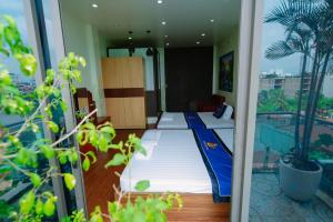a hotel room with a bed and a balcony at Điêu Thuyền Motel 199VTK in An Khê