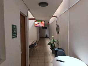 Una televisión o centro de entretenimiento en Lodge Atacama Hostal