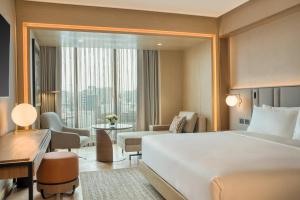 利马InterContinental Hotels Real Lima Miraflores by IHG的一间带床和大窗户的酒店房间 更多37张照片
