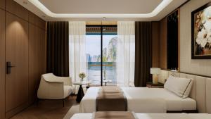 ein Hotelzimmer mit zwei Betten und einem Fenster in der Unterkunft Azura Cruise in Hạ Long + 43 Fotos