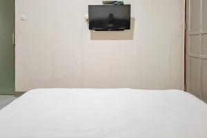 TV a/nebo společenská místnost v ubytování Urbanview Hotel Executive Residence Semarang by RedDoorz
