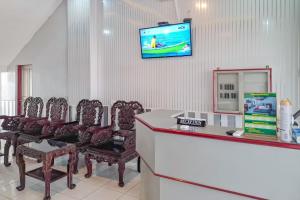 TV a/nebo společenská místnost v ubytování Urbanview Hotel Executive Residence Semarang by RedDoorz